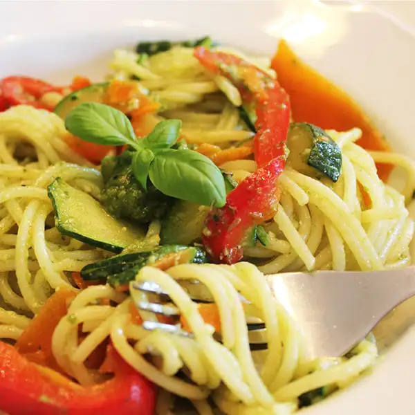 Spaghetti con verdure mit Basilikum-Gerstengras Pesto - Rezept: Spaghetti con verdure mit Superfood Pesto